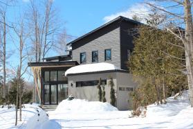Maison moderne, Sainte-Anne-des-Lacs